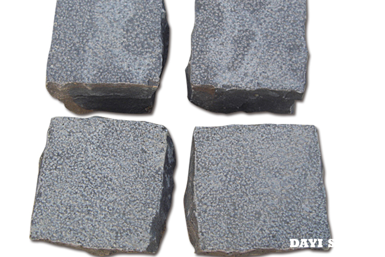 Cubes ZP-Black Basalt Top Bushhhammered sides naturul split bottom sawn 10x10x10cm - Dayi Stone
